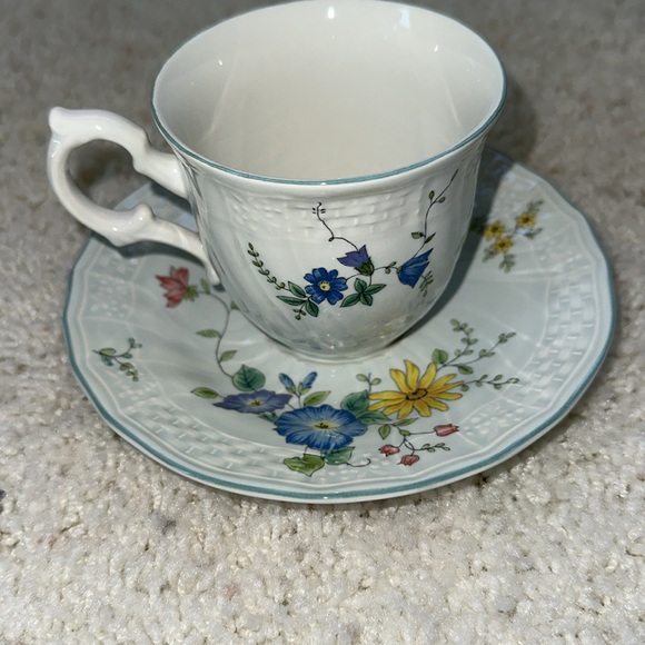 MIKASA Antique Green Victoria D3401 Made in Japan Floral Tea Cup and Saucer - Picture 3 of 11